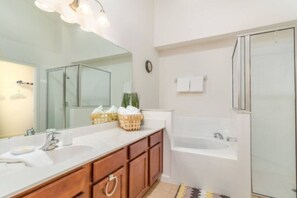Bathtub, towels - Davenport - Spacious 4bd/2ba Poolhome -#4av380 (Davenport)