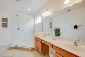 Ferienhaus, 6 Schlafzimmer, Nichtraucher, Poolblick (6 Bedrooms) | Badezimmer | Badewanne, Haartrockner, Handtücher