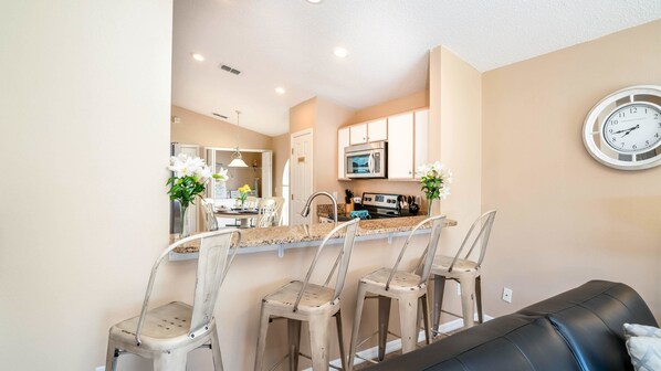 Fridge, microwave, stovetop, dishwasher - Hampton Lakes - Lovely 3bd/2ba Pool Home 3hl905 (Davenport)