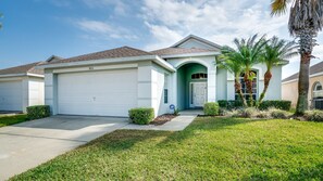 Front of property - Hampton Lakes - Lovely 3bd/2ba Pool Home 3hl905 (Davenport)