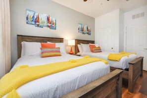 2 bedrooms, individually decorated, individually furnished, desk - Newly Renovated, Beautiful 2bd/2ba Condo #2vc500 (Orlando)