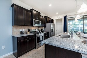Maison (5 Bedrooms) | Cuisine privée | Réfrigérateur, micro-ondes, plaque de cuisson, lave-vaisselle