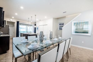 Casa (5 Bedrooms) | Cocina privada | Frigorífico, microondas, placa de cocina y lavavajillas