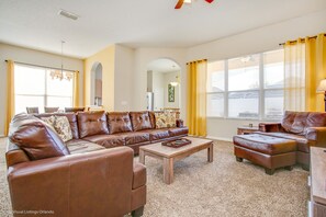 40-tums platt-tv med kabelkanaler och tv