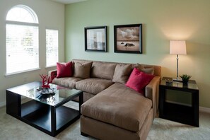 Huis (5 Bedrooms) | Woonruimte | Een flatscreentelevisie