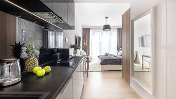 Deluxe Studio Suite | Private kitchen | Fridge, oven, stovetop, dishwasher