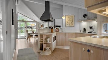 Køleskab, kogeplade, opvaskemaskine, kaffe-/temaskine