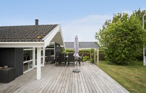Outdoor dining - Nice home in Assens with WiFi (Assens)