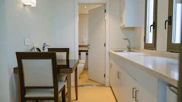 Suite – business, tekjøkken | Minibar, safe på rommet, skrivebord og lydisolert