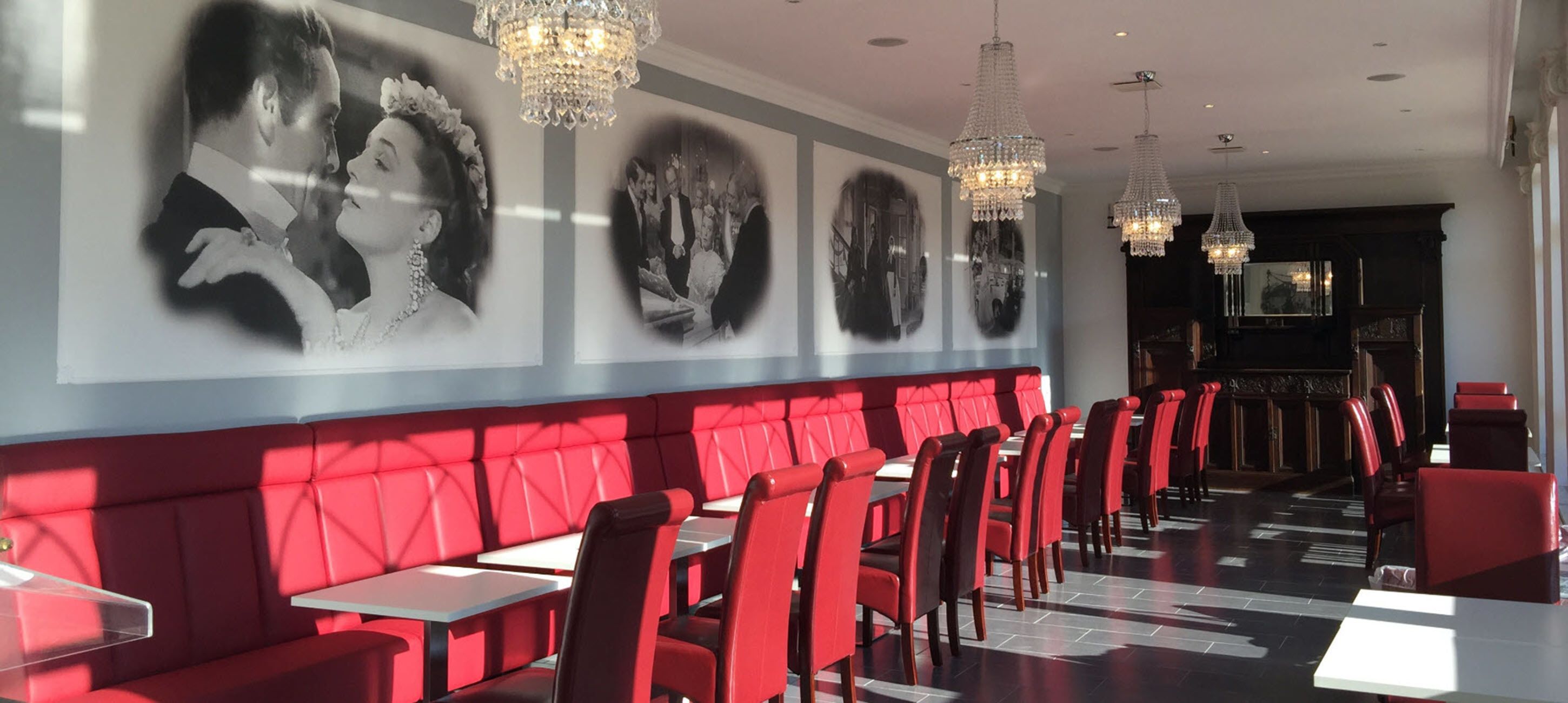 Tägliches Frühstücksbuffet (13 EUR pro Person)