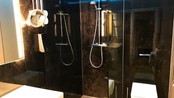 Habitación doble superior, balcón | Ducha del cuarto de baño