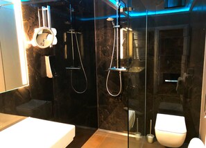 Quarto casal superior, sacada | Chuveiro
