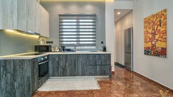 Appartement Luxe, vue ville | Cuisine privée | Grand réfrigérateur, micro-ondes, four, plaque de cuisson