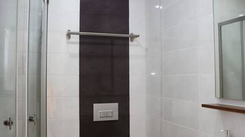 Apartemen | Kamar mandi | Shower, perlengkapan mandi gratis, pengering rambut, dan sandal