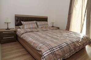 Apartament | Escriptori, habitacions insonoritzades i planxa i posts de planxar 