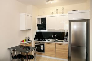 Apartment | Eigene Küche | Großer Kühlschrank, Ofen, Herdplatte, Wasserkocher