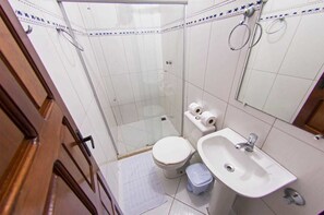 Shower, free toiletries - Pousada Oliveira (Cairu)
