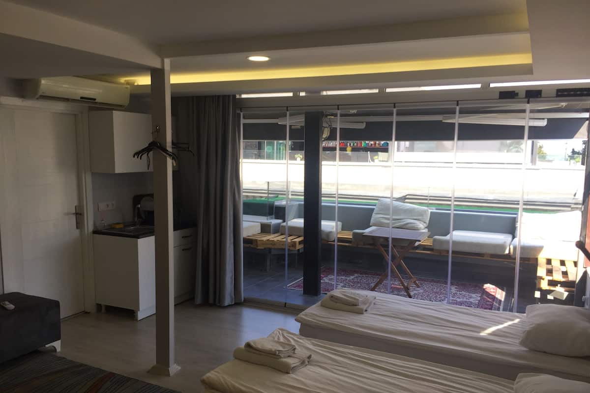 Departamento panorámico, Terraza | Caja de seguridad en la habitación, cortinas blackout y insonorización