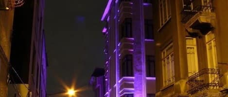 Facciata della struttura - sera/notte
