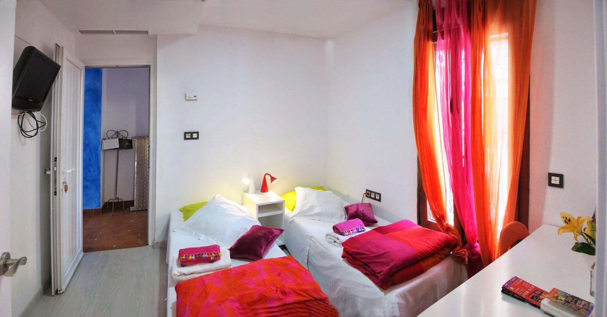 Phòng đôi hoặc 2 giường đơn | Két bảo mật tại phòng, trang trí khác biệt, bàn 