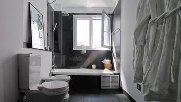 Doppel- oder Zweibettzimmer | Badezimmer | Komfortbadewanne, Regendusche, kostenlose Toilettenartikel, Bademäntel