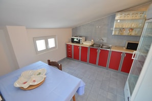 Apartamento conforto, vista para o mar | Área de estar | TV LCD