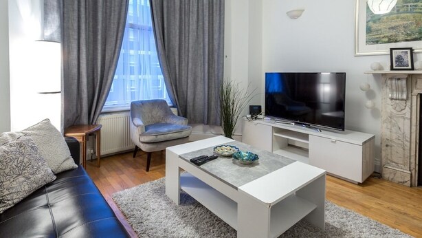 Lounge - Spacious Centrally Located One Bed (London)