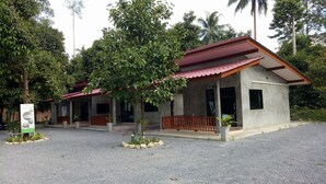 A building with a red roof and a covered porch area. - Baan Keree Thara Khiri Wong (Lan Saka)