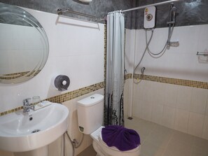 Standard Room | Bathroom | Shower, free toiletries, towels