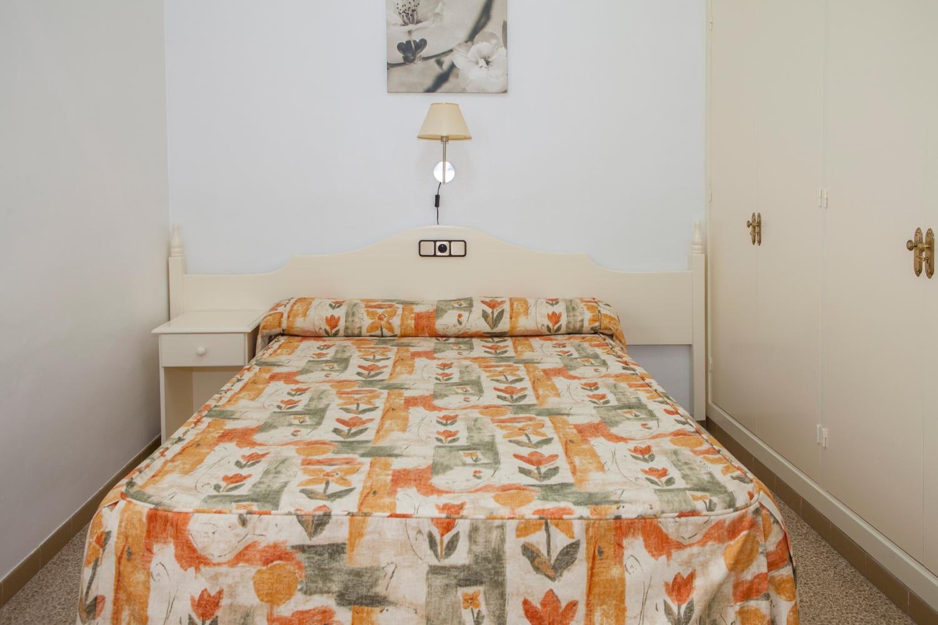 办公桌、免费 WiFi、床单