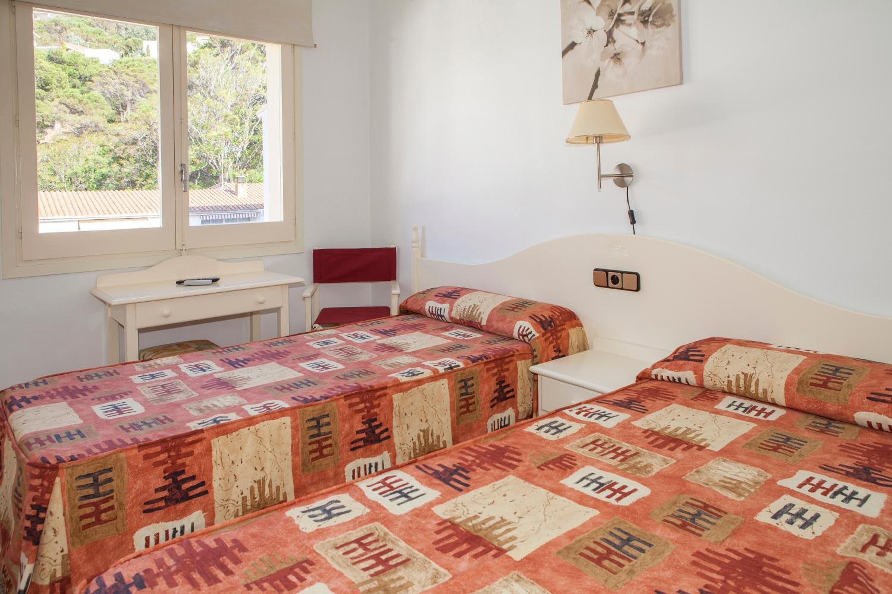 Een bureau, gratis wifi, beddengoed