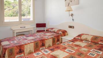 Een bureau, gratis wifi, beddengoed