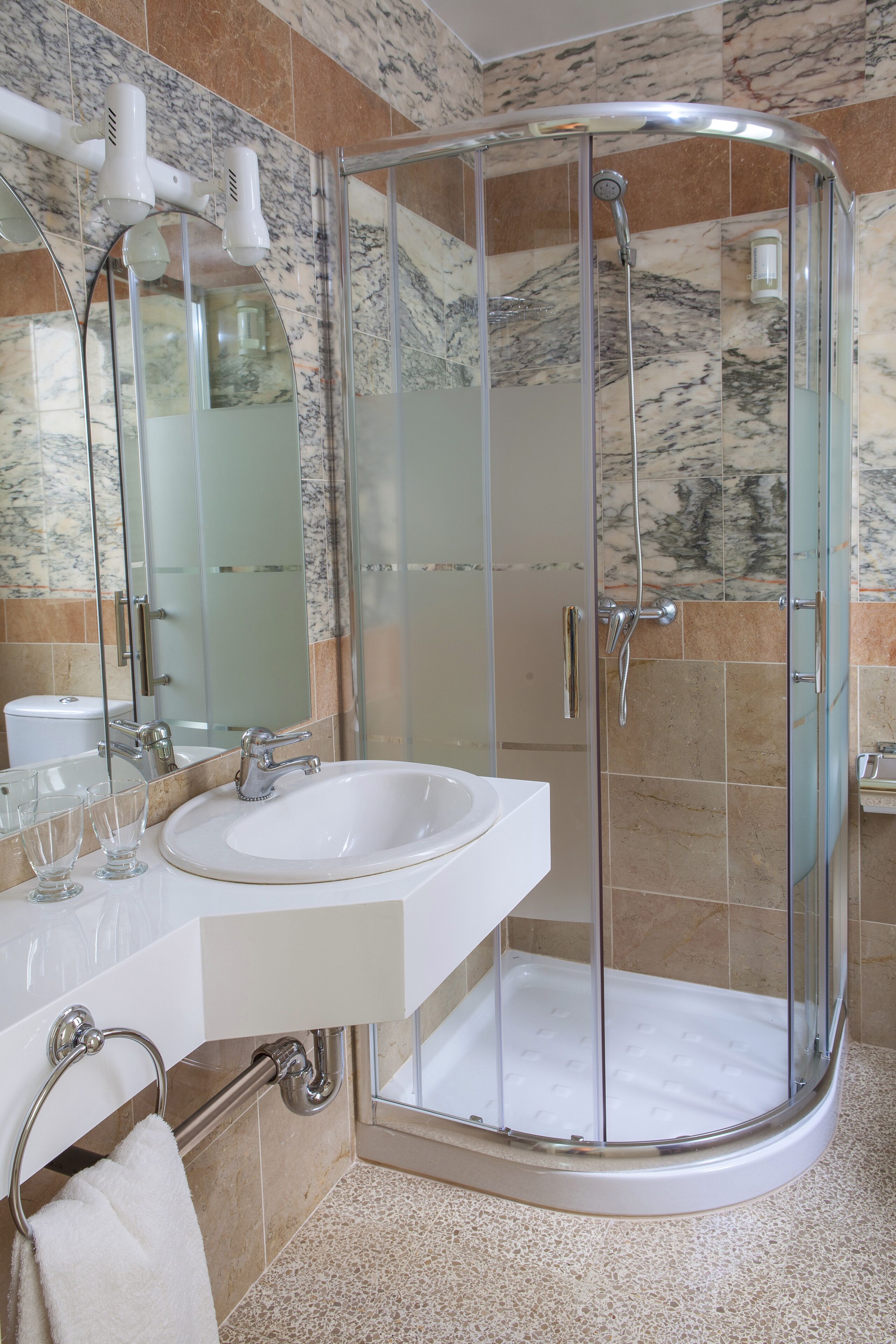 Kamer, 1 twee- of 2 eenpersoonsbedden | Badkamer | Een douche, gratis toiletartikelen, een haardroger, handdoeken