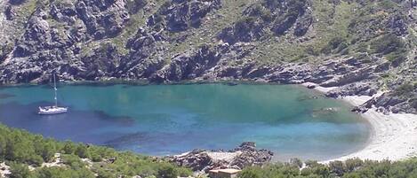 Una spiaggia nelle vicinanze