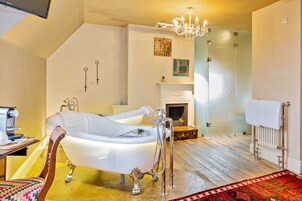 Chuveiro, produtos de toalete grátis, secador de cabelo 