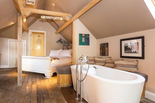 Quarto casal premium, 1 cama King | Banheiro | Chuveiro, produtos de toalete grátis, secador de cabelo 