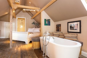 Premium-herbergi með tvíbreiðu rúmi - 1 stórt tvíbreitt rúm | Baðherbergi | Sturta, snyrtivörur án endurgjalds, hárblásari, handklæði