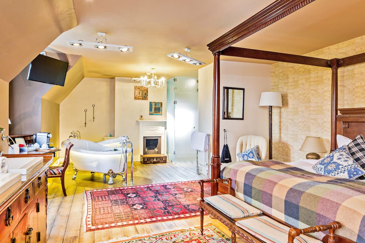 signature room | individually decorated, individually furnished, desk, laptop workspace