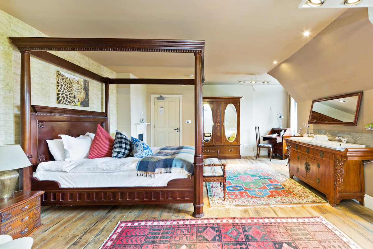 signature room | individually decorated, individually furnished, desk, laptop workspace