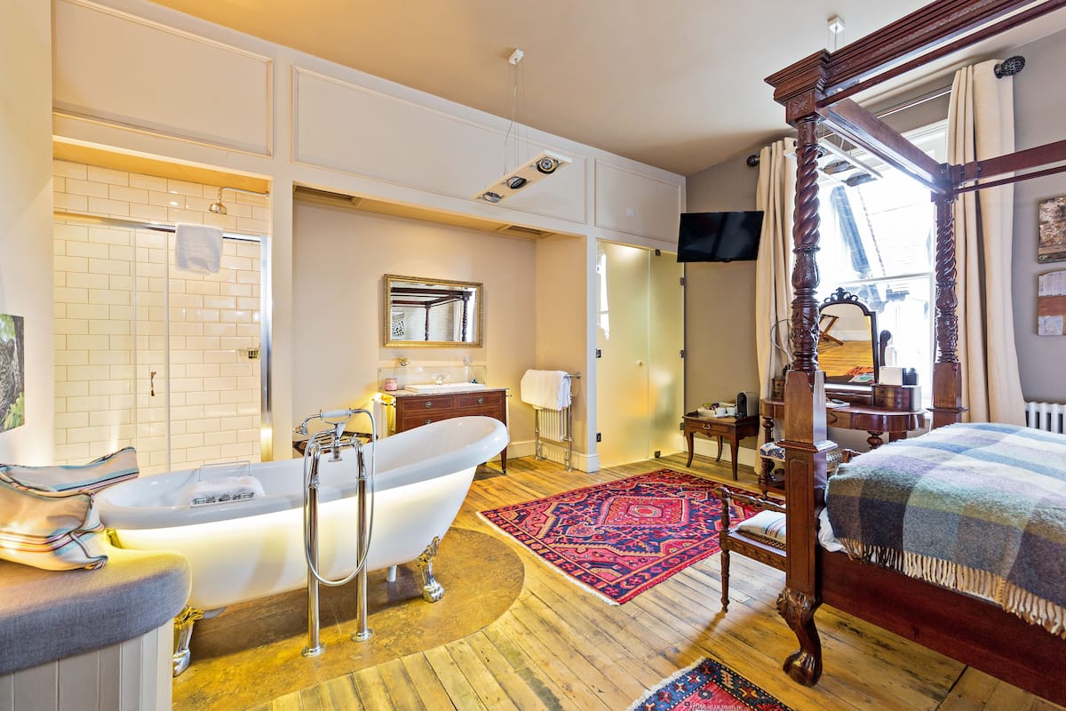 signature room | individually decorated, individually furnished, desk, laptop workspace