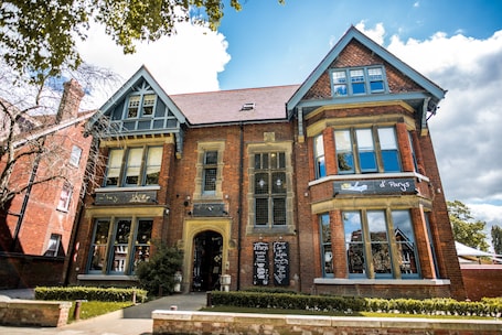 Front of property. D'Parys