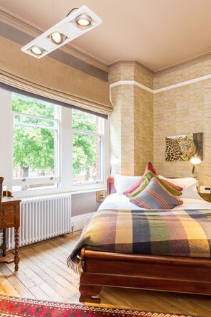 Sérhannaðar innréttingar, sérvalin húsgögn, skrifborð