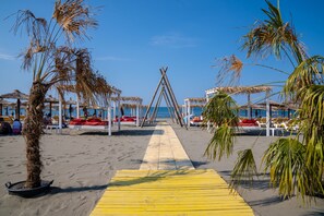 Privat strand, vit sandstrand, solstolar och parasoller