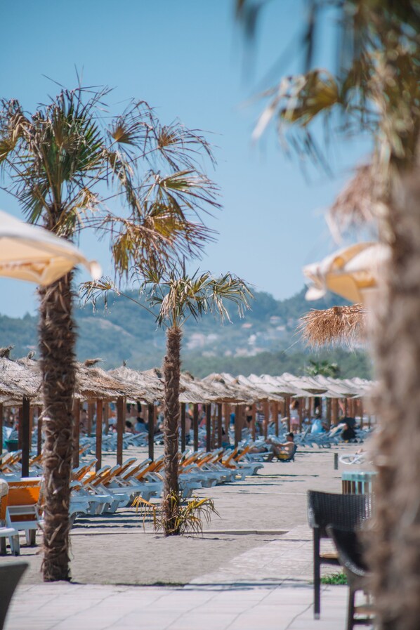 전용 해변, 백사장, 일광욕 의자, 비치 파라솔