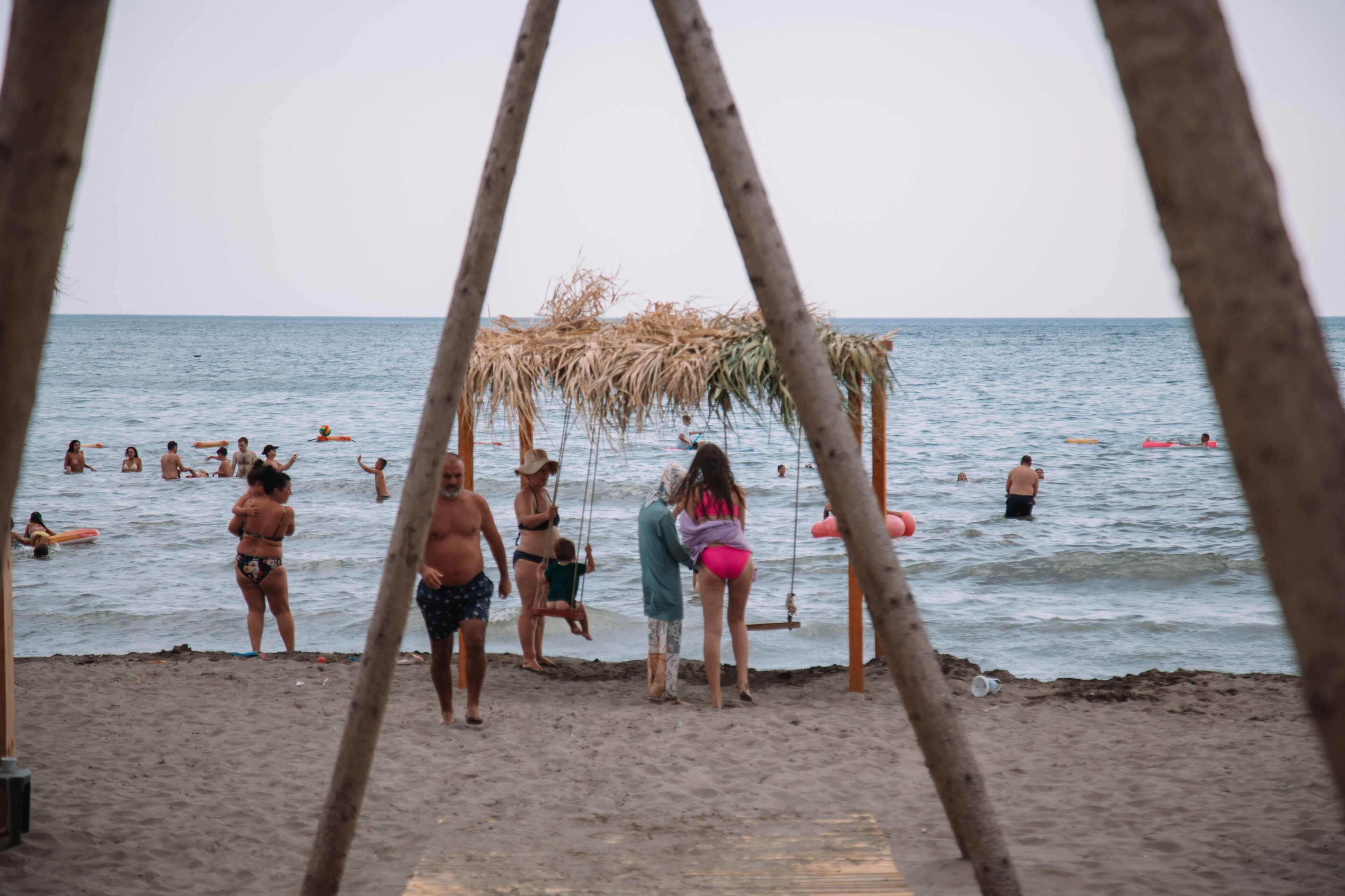 Privatstrand, weißer Sandstrand, Liegestühle, Sonnenschirme