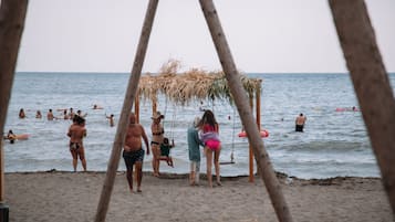 Privatstrand, weißer Sandstrand, Liegestühle, Sonnenschirme