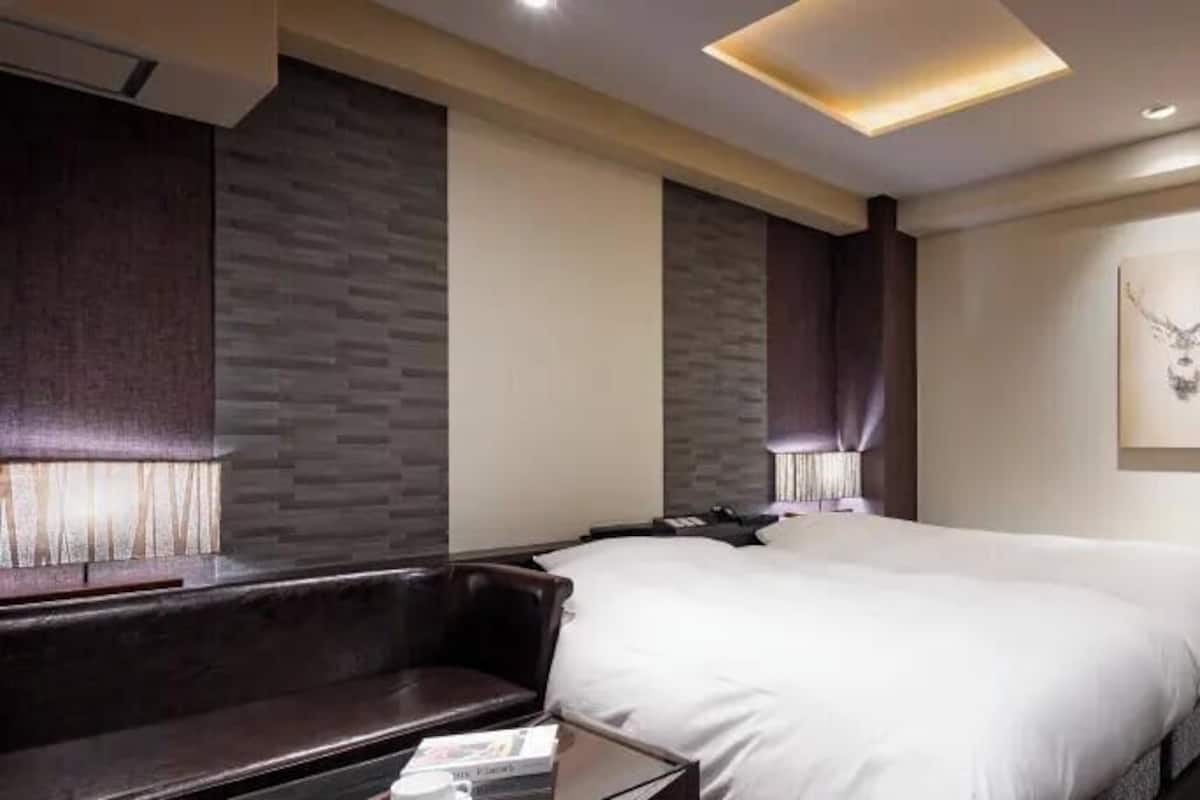 ستائر تعتيم وتجهيزات عازلة للصوت ومكواة/لوح كي وواي فاي مجانًا