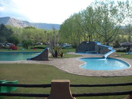 2 piscinas externas, espreguiçadeiras