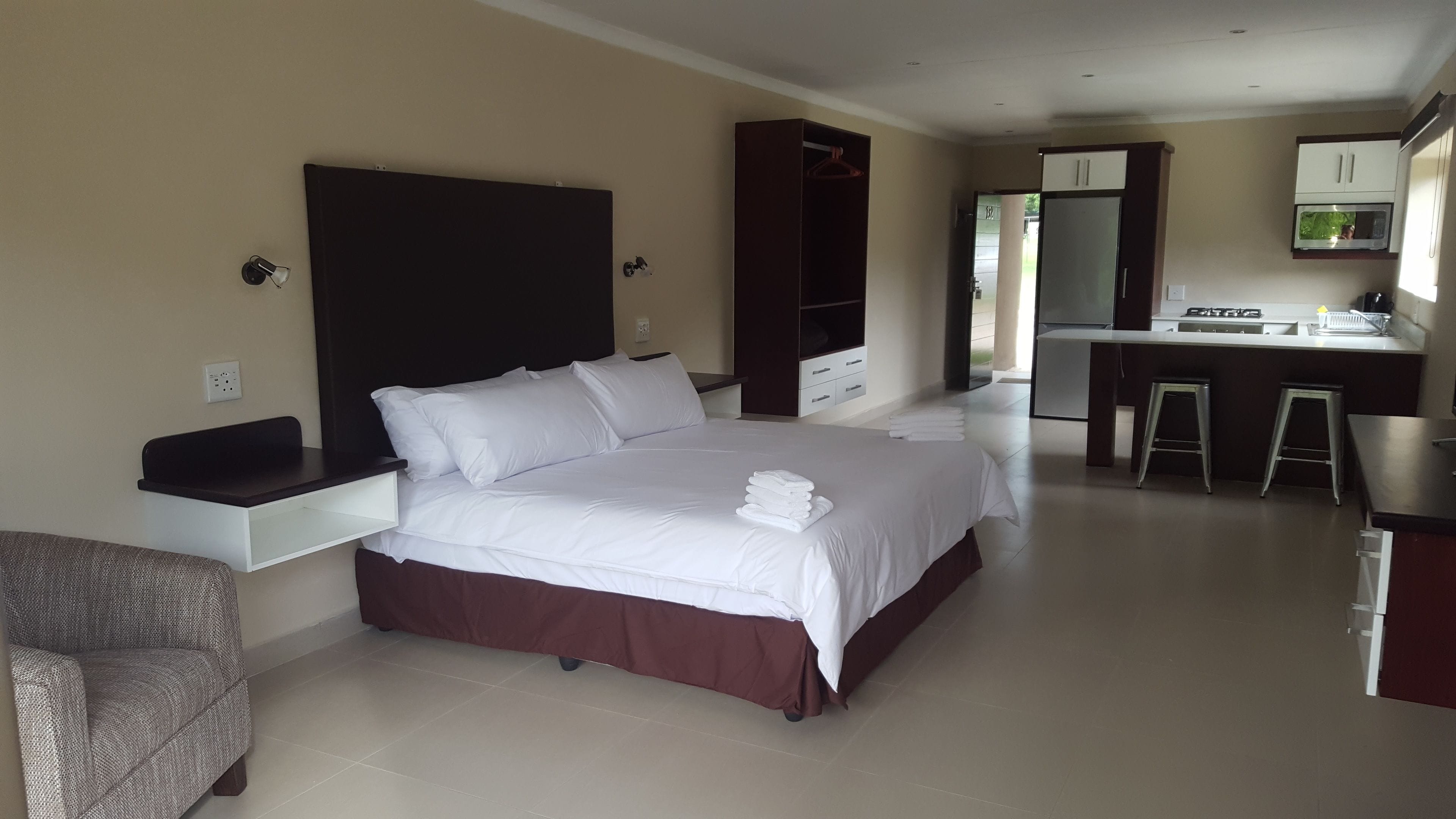 luxury studio (lakeside) | 1 bedroom, premium bedding, desk, bed sheets