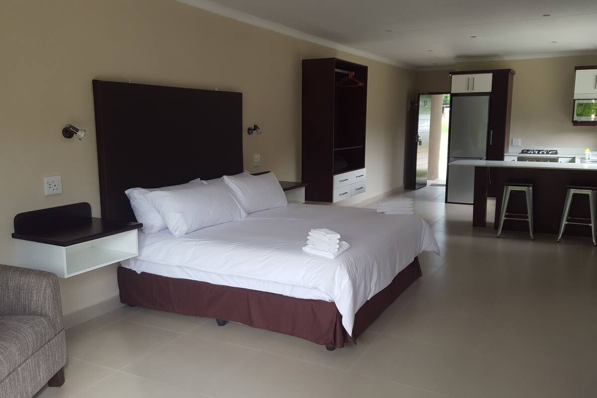 luxury studio (lakeside) | 1 bedroom, premium bedding, desk, bed sheets